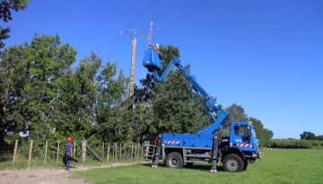 Pose de protection avifaune au Sambuc par les équipes d'Enedis © Enedis