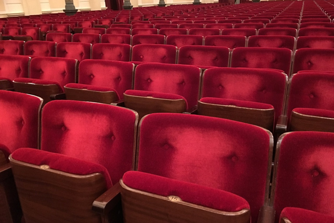 Fauteuils rouges d'une salle de cinéma