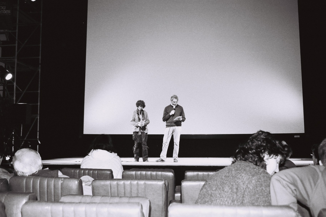 Fauteuils rouges d'une salle de cinéma
