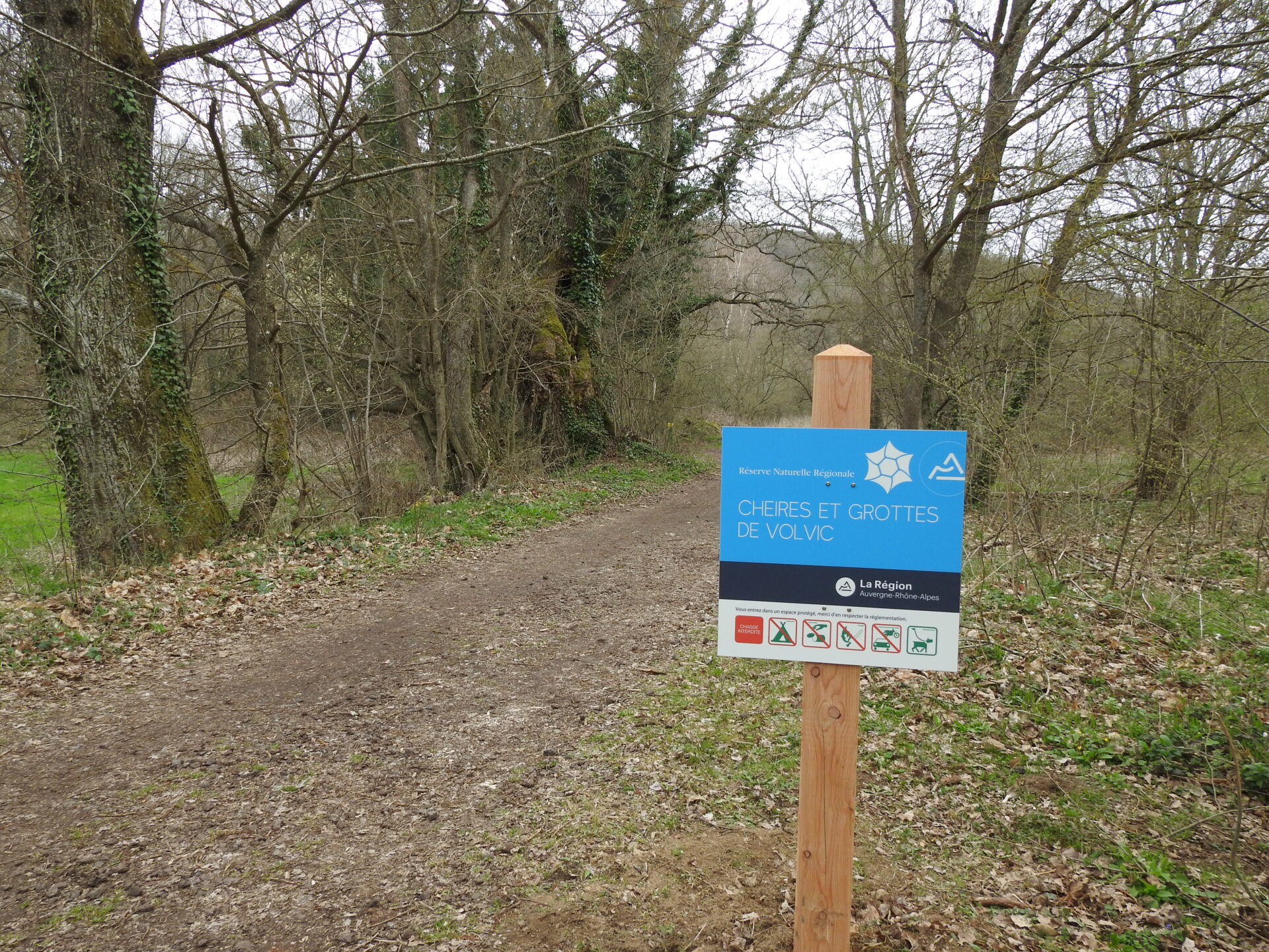 Panneau réglementaire RNR Cheires et grottes de volvic