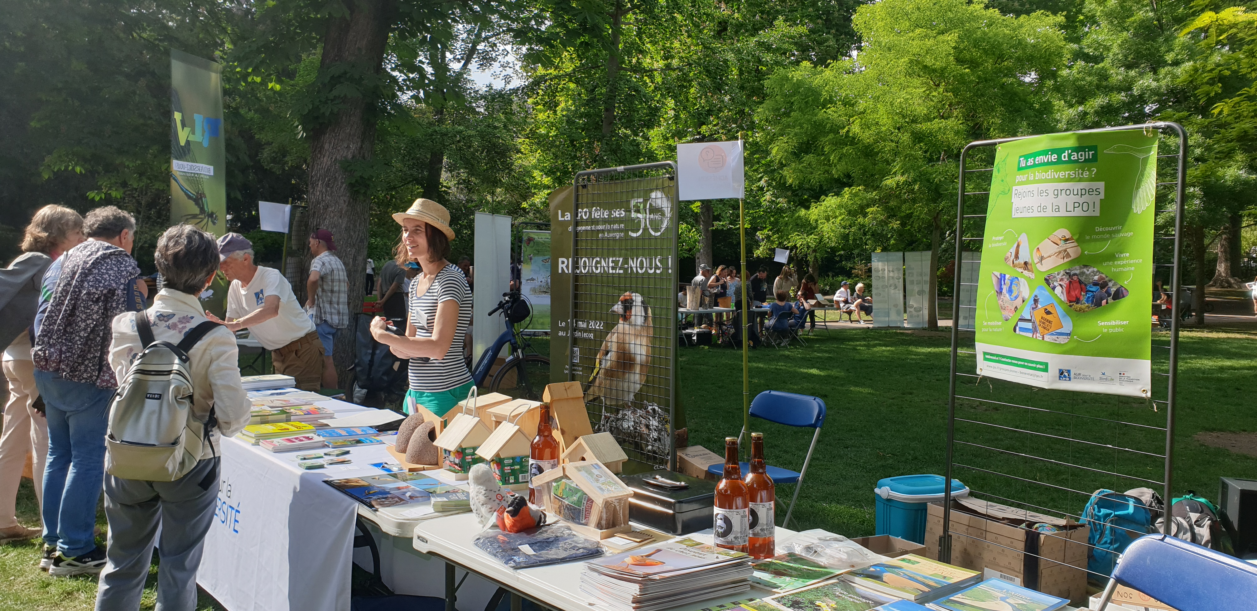 Tenue d'un stand dans un jardin public