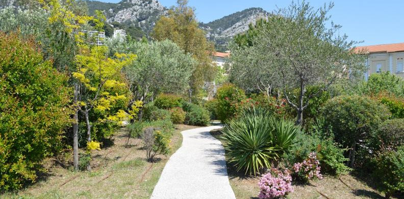 Jardins de l'hôpital d'instruction des armées Sainte-Anne à Toulon © HIASA