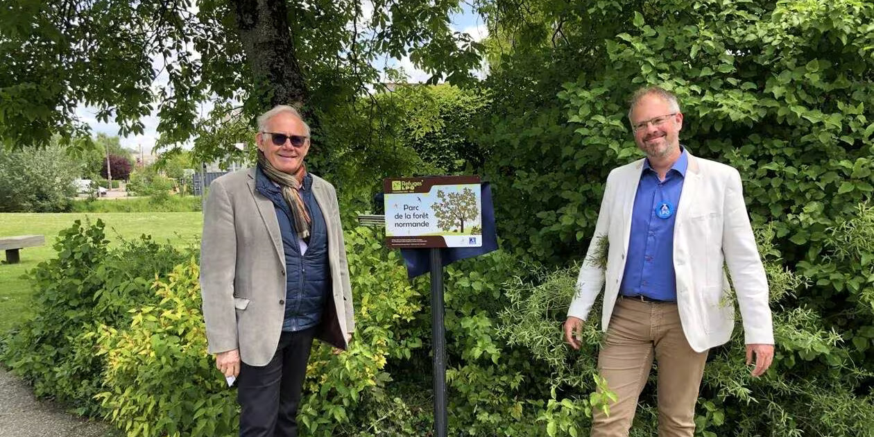 Philippe Jidouard, adjoint au maire d’Argentan, et Marc Duvilla, chargé de mission biodiversité à la LPO Normandie, inaugurent le Refuge LPO du parc (convention 2022-2025) © LV