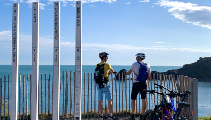 Deux cyclistes de dos