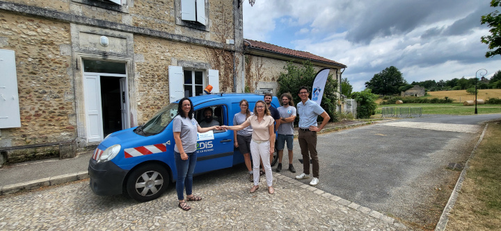 Enedis offre un véhicule pour soutenir nos actions de terrain