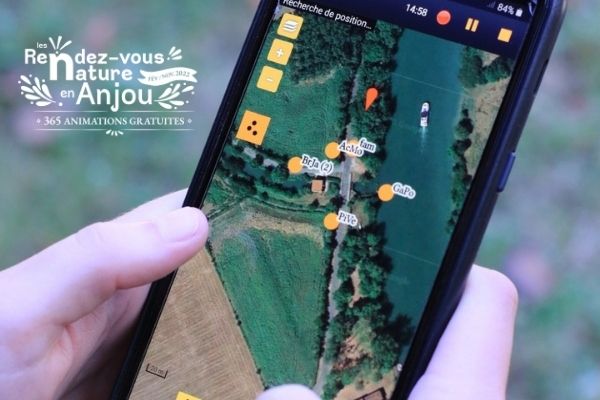 smartphone avec à l'écran une carte gps