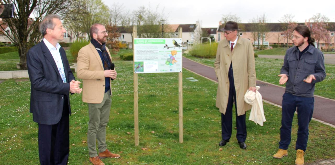 Lorrain Merckaert (2e en partant de la gauche), maire de Montigny-le-Bretonneux devant le panneau réalisé par la LPO et Florent Huon (à droite) de la LPO IDF © 78actu