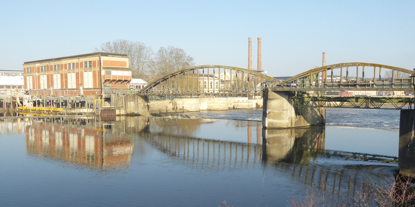 Vur sur la rivière Vienne avec les cheminées de briques de l'ancienne manufacture d'armes de Châtellerault en arrière plan