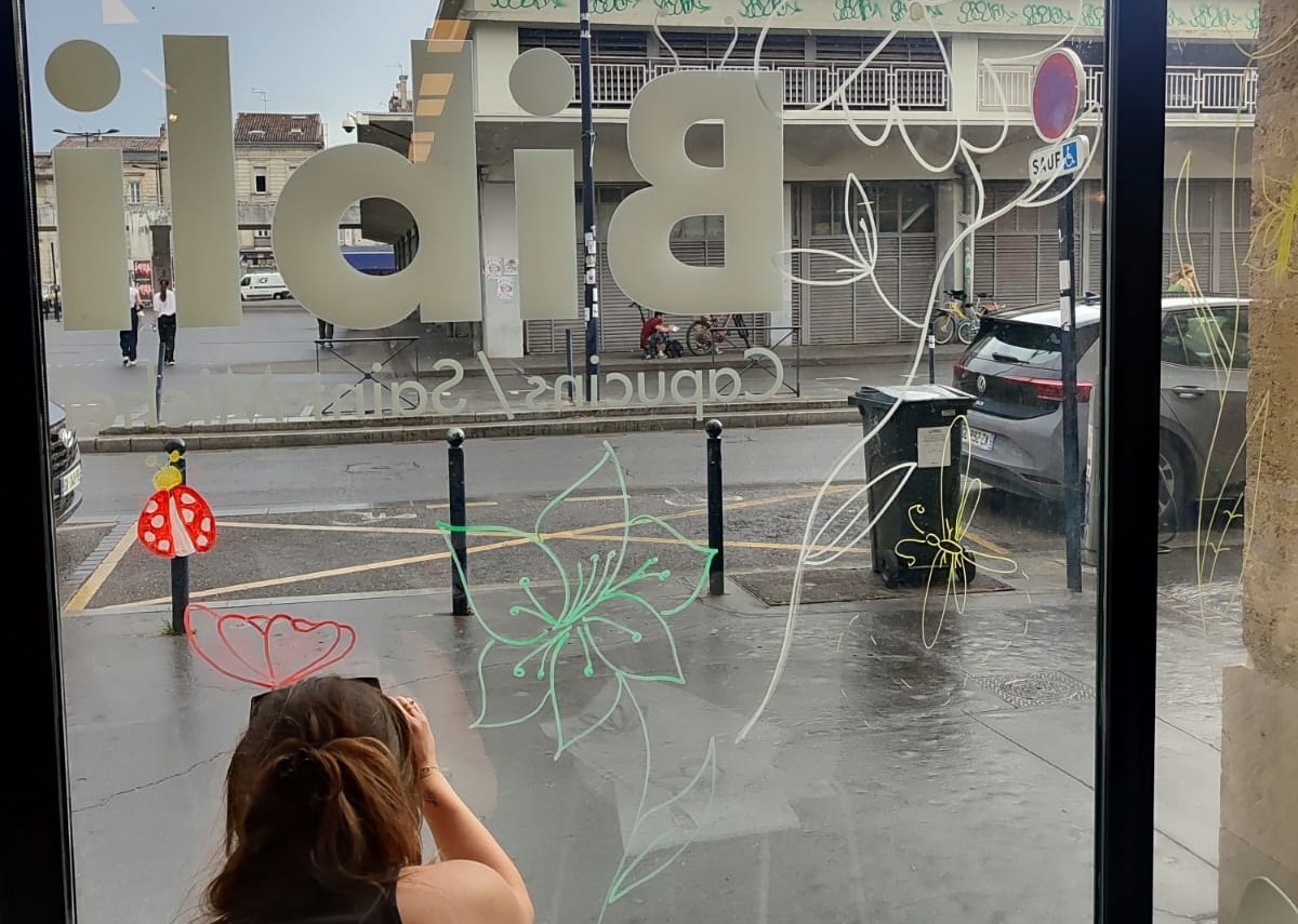 Anticollision : des dessins sur les vitres pour protéger les oiseaux