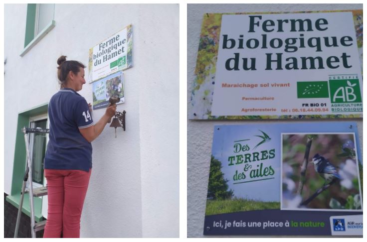 agricultrice installant sur son mur une plaque "Des terres et des ailes"