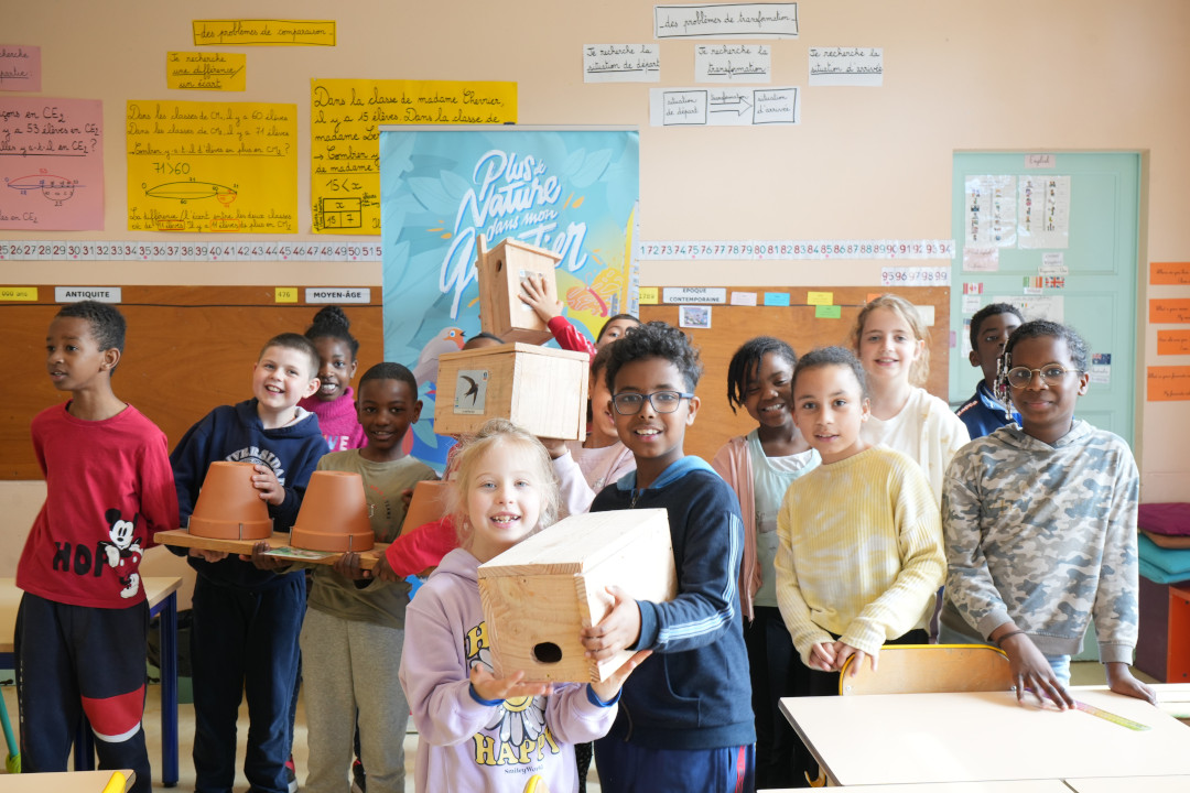 Enfants lors d'un atelier de nichoirs