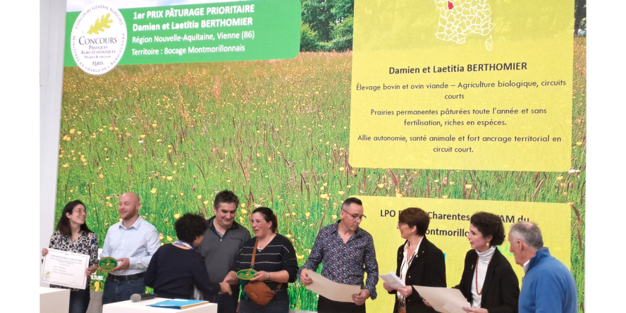 Le prix est remis au couple d'éleveurs de la Vienne par la Ministre de l'écologie.