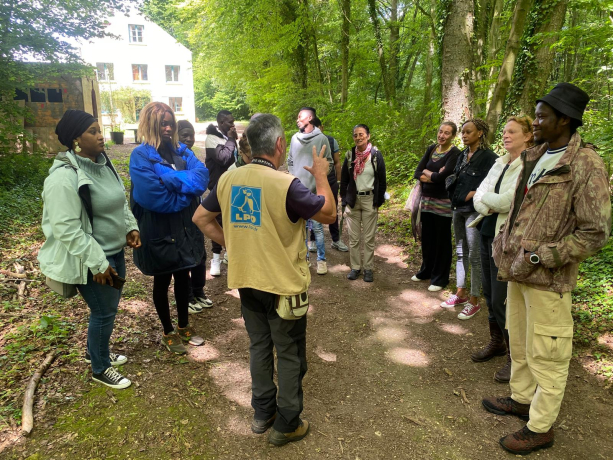 Découverte de la nature française aux migrants de l'Association Limbo à l'Hermitage d'Autrèches