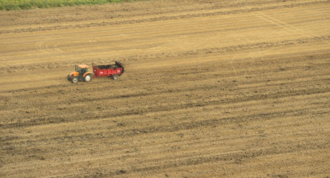 tracteur dans un champ, vue du ciel