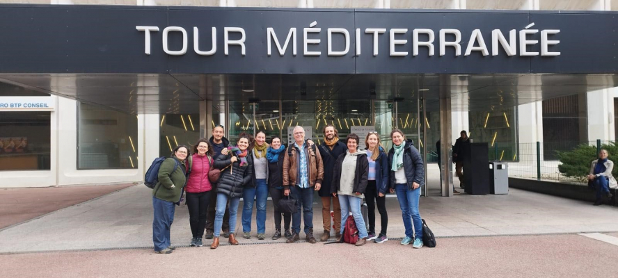 groupe devant la tour méditerranée