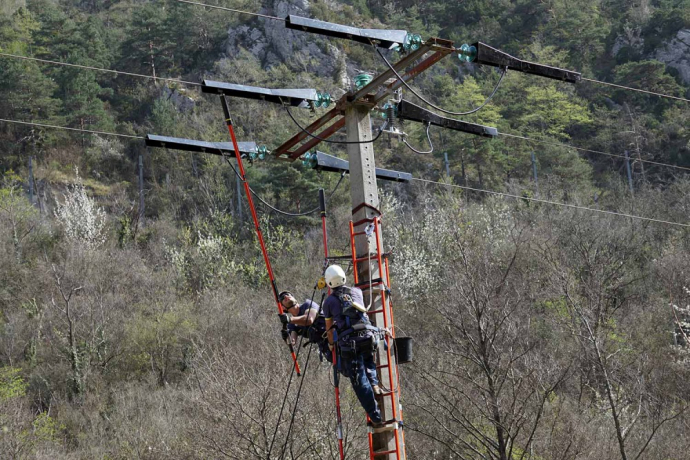 Protection avifaune posée par les équipes d'Enedis à Fontan