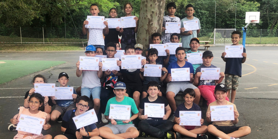 Classe de CM2 de l'école Simone Veil avec leurs diplômes