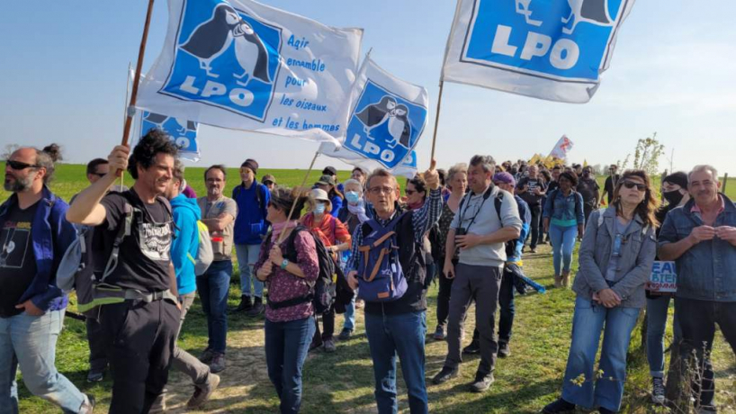 Manifestants contre les méga-bassines