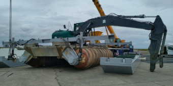 Engin de travaux sur la réserve naturelle de la Baie de l'Aiguillon