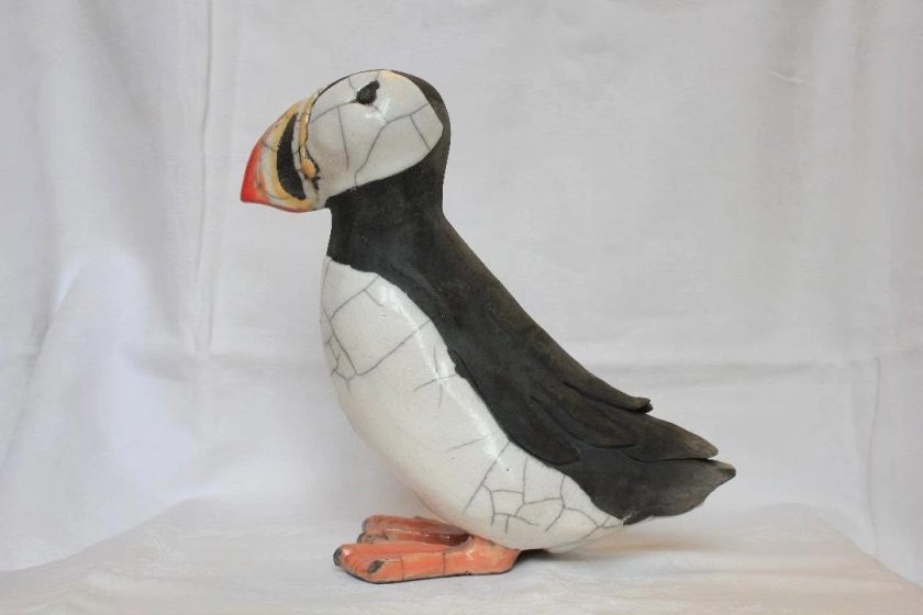 Sculpture de Macareux en technique raku (c&eacute;ramique cuite)