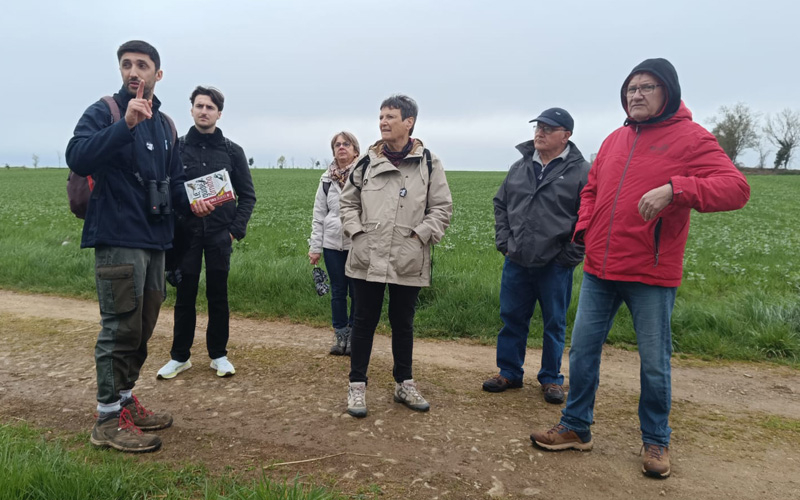 Un groupe de 6 personnes est dans la campagne &agrave; l'occasion d'une sortie nature