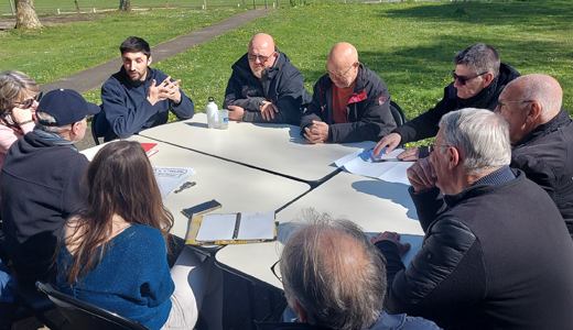 Référent·es et correspondant·es locaux LPO Poitou-Charentes assis autour d'une table à l'extérieur au soleil