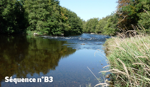 Rivière et coteaux boisés