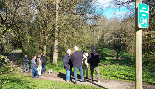 Un groupe de correspondant·es et référent·es locaux LPO Poitou-Charentes en sortie nature à Melle sur un chemin de terre dans une forêt