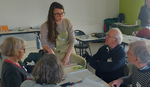 Atelier réflexion entre référent·es et correspondant·es autour d'une table avec une chargée de vie associative