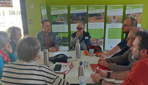 Référent·es et correspondant·es locaux LPO Poitou-Charentes assis autour d'une table en pleine réflexion avec un chargé