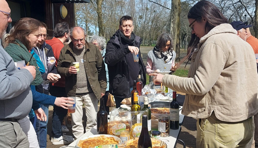 Les référent·es et correspondant·es partageant un repas au soleil à Melle
