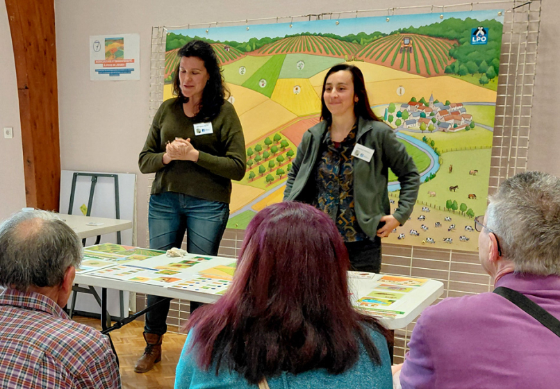 Deux femmes animent un jeu devant trois personnes.