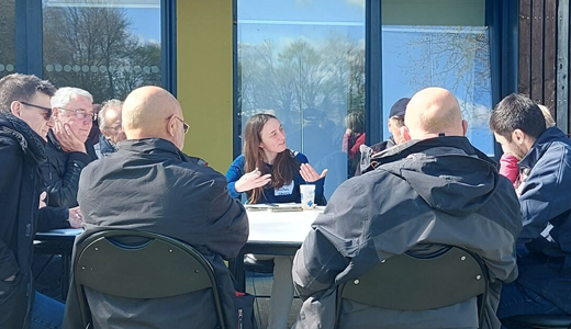 Atelier réflexion entre référent·es et correspondant·es autour d'une table avec une chargée de vie associative