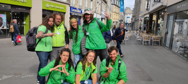 groupe de personnes habillées en vert