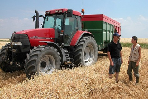 Engin agricole rouge dans un champ