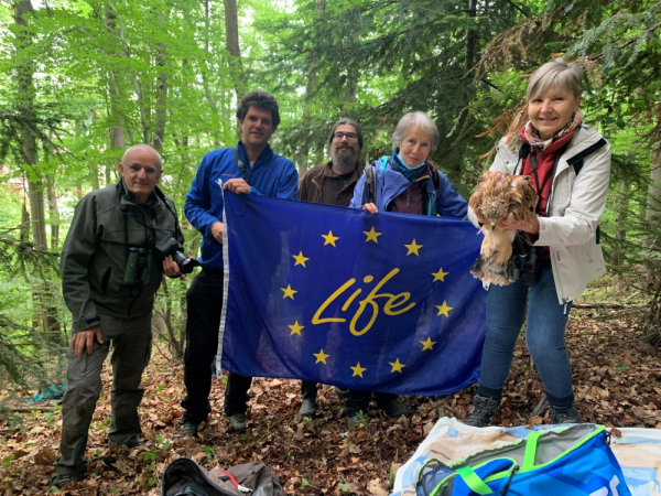 groupe de personnes tenant le drape "Life" ainsi qu'un jeune Milan royal