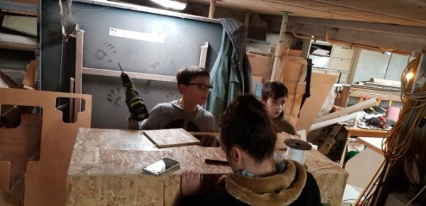 Jeunes et adultes participent à la fabrication des nichoirs