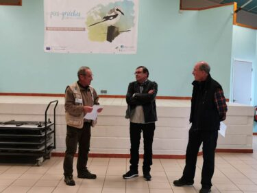 Trois personnes durant l'inauguration de la fresque de la Pie-grièche en Auvergne