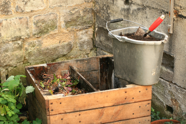 Composteur en bois, ouvert par le dessus