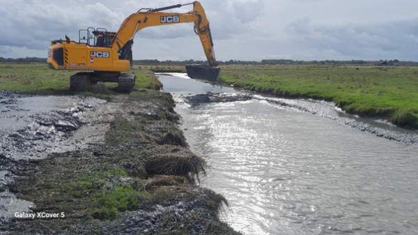 curage des fossés par une pelleteuse