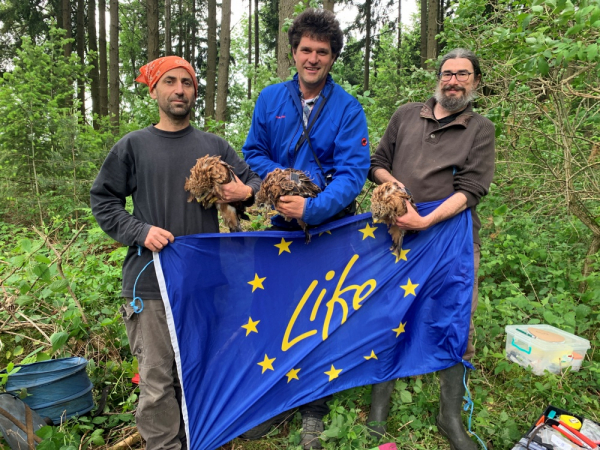 groupe tenant un drapeau Life et 3 milans équipés