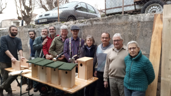 Photo de groupe auprès des nichoirs construits