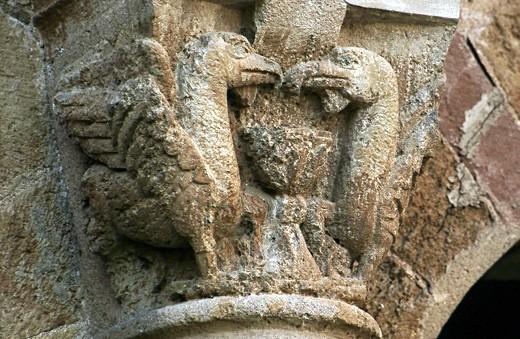 Gypaètes barbus taillés dans la pierre du Chapiteau de l’église de Conques, XIIème siècle (Aveyron)