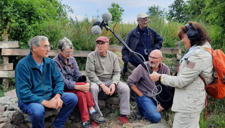 Le groupe de bénévoles LPO d'Issoire devant le micro de Valérie Pocheveux © Christophe Noiseux / Radio France