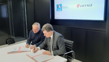 Allain Bougrain-Dubourg, président de la LPO, et Benoît de Ruffray, président directeur-général d’Eiffage en train de signer la convention