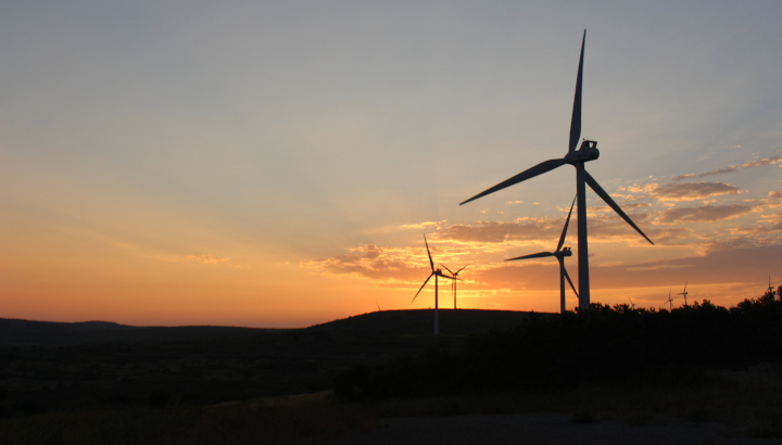 éoliennes au coucher du soleil