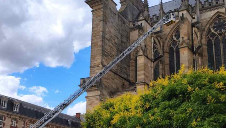 Grande échelle devant la cathédrale de Châlons-en-Champagne