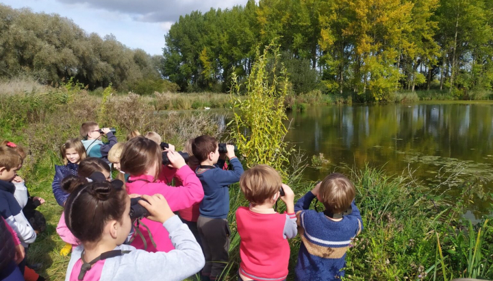 Enfants de dos, regardant au loin avec des jumelles