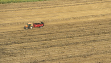 tracteur dans un champ, vue du ciel