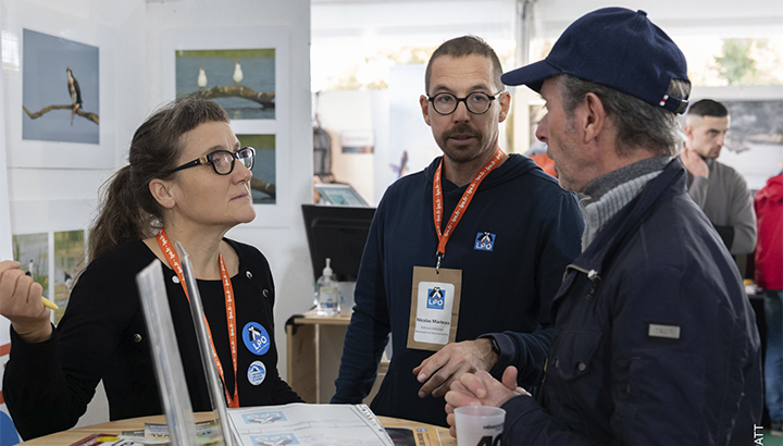 Personnes discutant dans le stand de la LPO